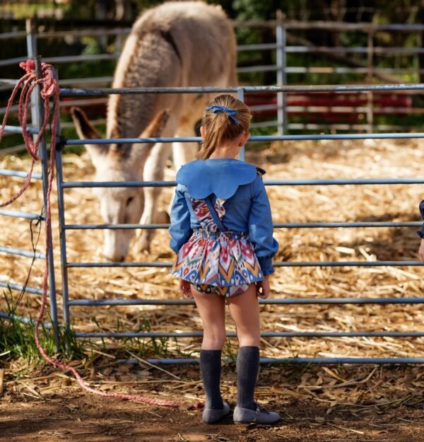 Conjunto peto short étnico de niña José Varón - Imagen 3